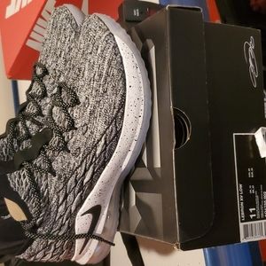 Nike LeBron XV Low, size 11, black and white